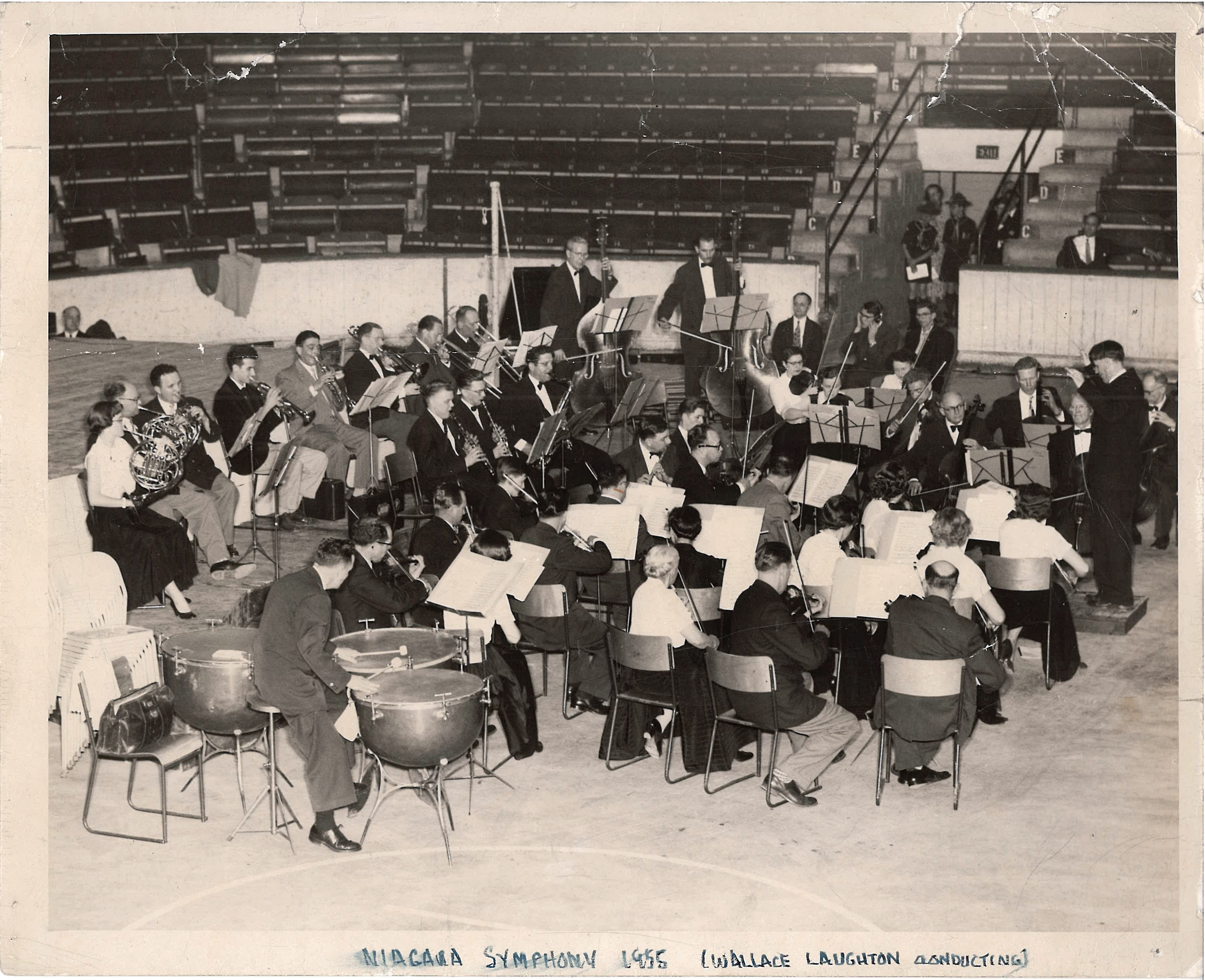 Wallace Laughton dirige l’orchestre au stade 
