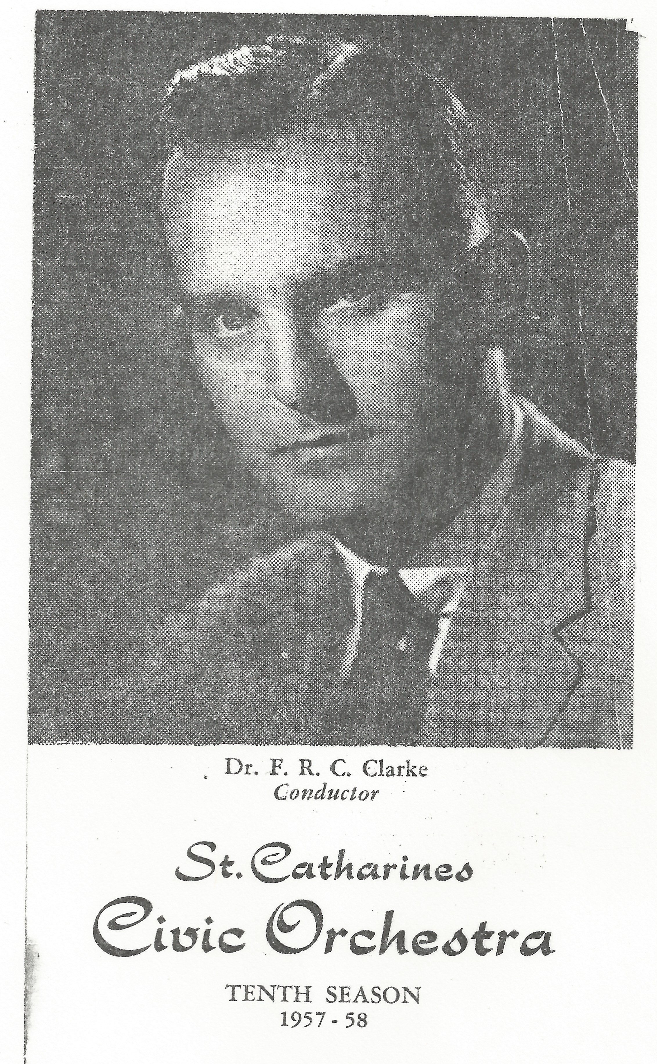 Une photographie du visage de Dr. F. R. C. Clarke