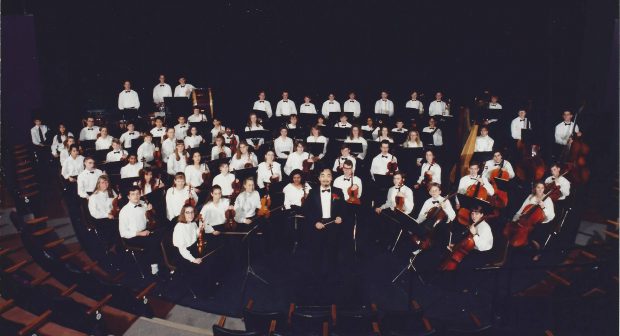 Des membres de NYO avec Tak ng Lai, le chef d’orchestre