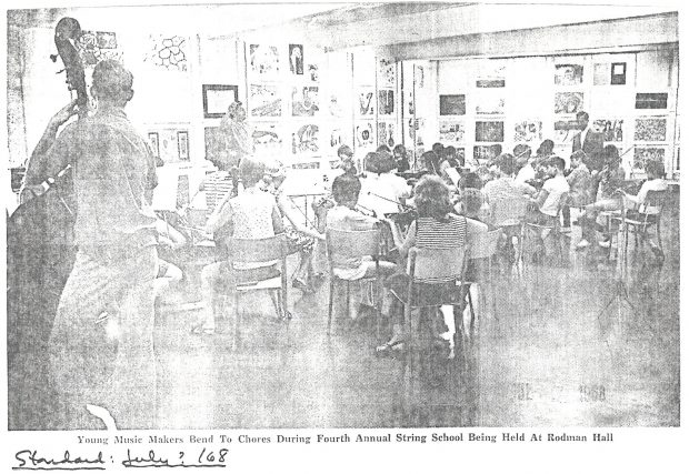 La photo a été prise derrière d’orchestre à l’école des cordes d’été. 