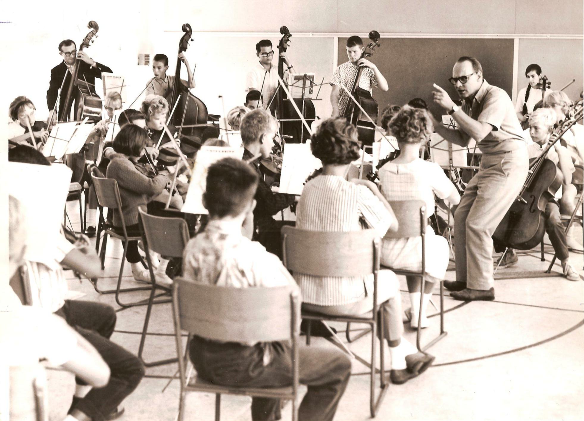 Paul dirige l’orchestre à l’école des cordes d’été 