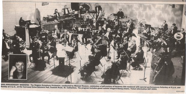 L’orchestre joue de musique avec la pianiste Irmgard Baerg