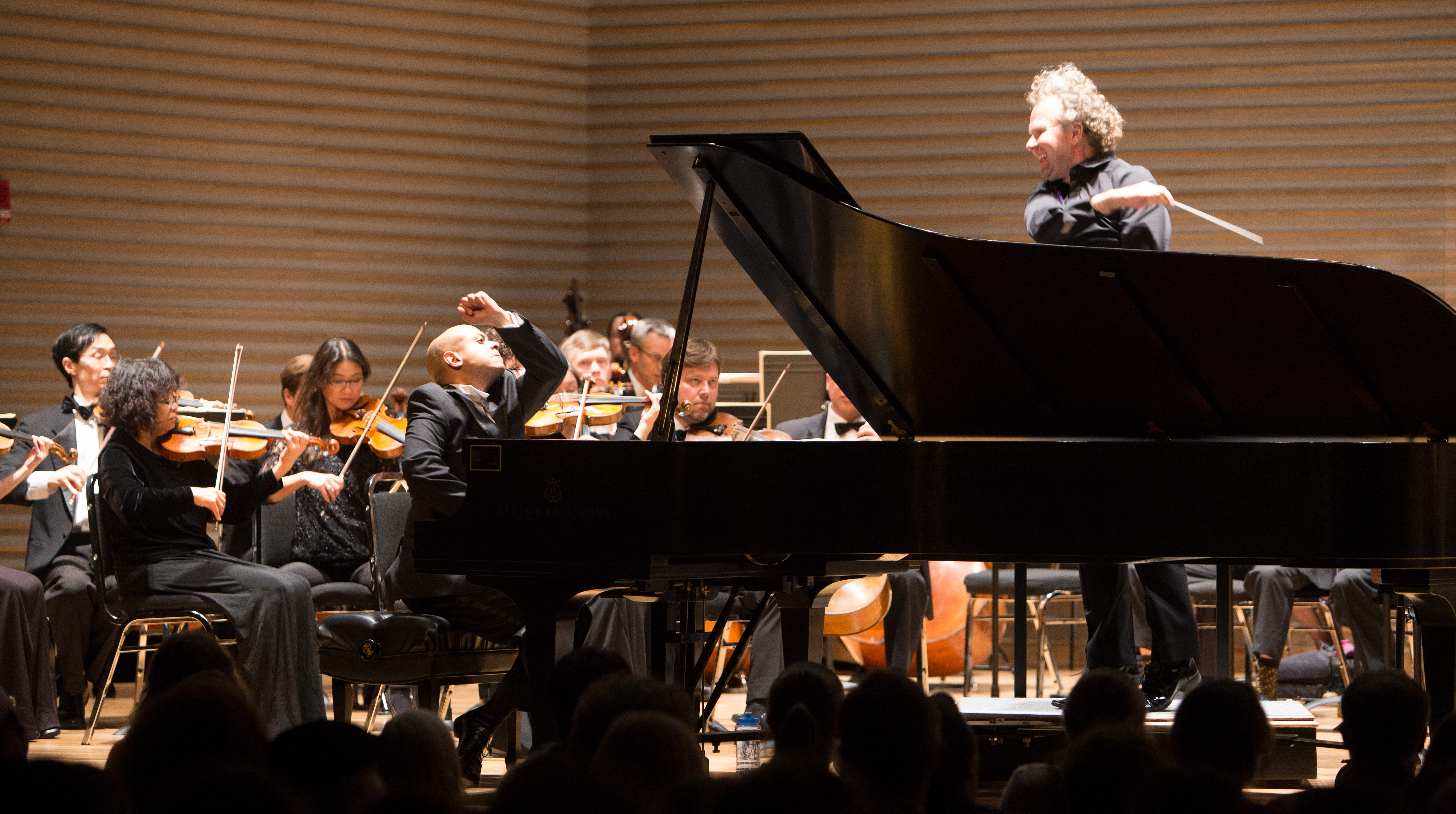 Stewart Goodyear plays piano with orchestra	Stewart Goodyear joue du piano avec l’orchestre