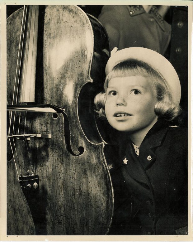 Une jeune fille écoute un violoncelliste 