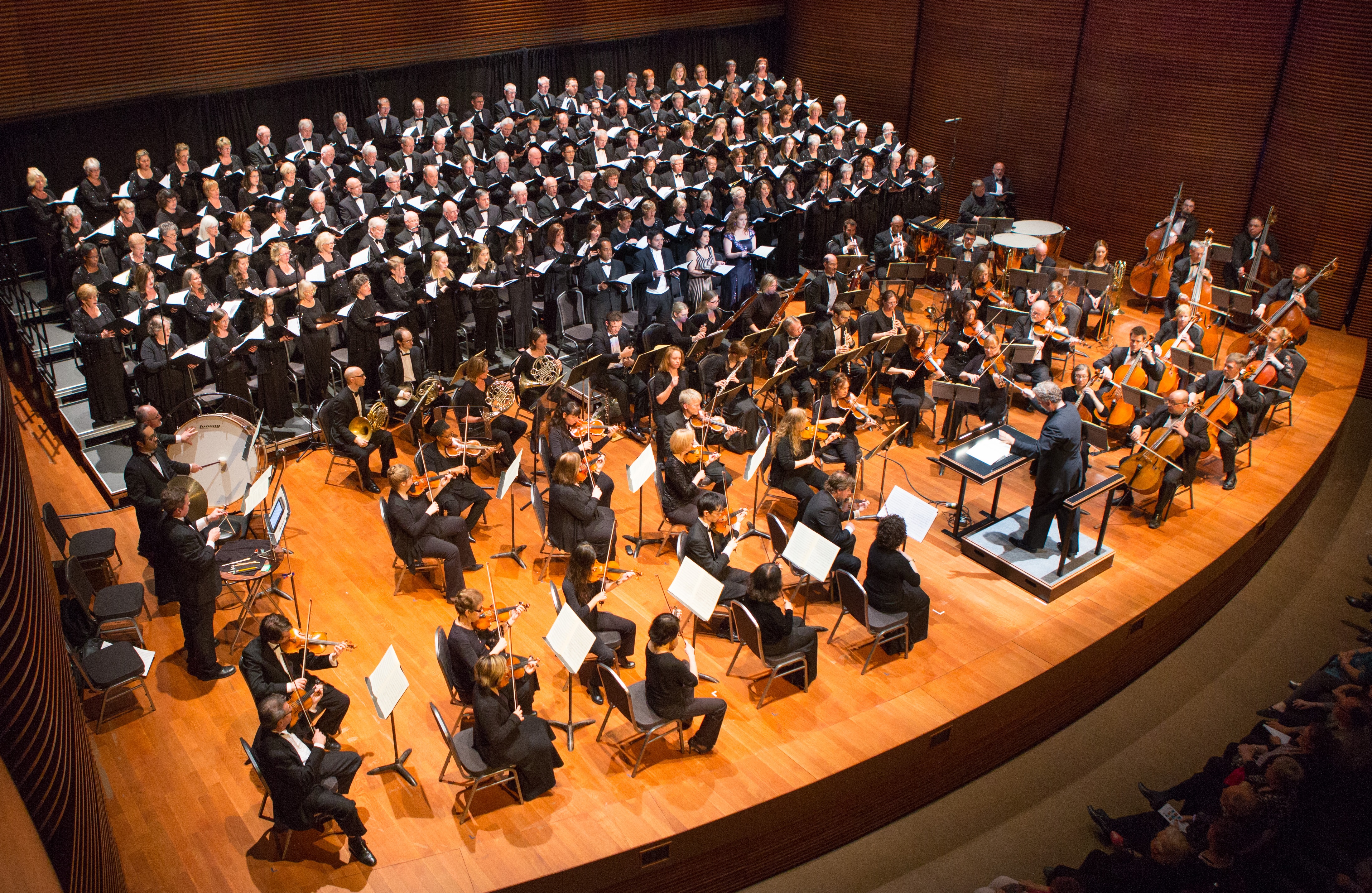 La chorale de Niagara avec l’Orchestre symphonique de Niagara sur scène