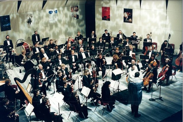 L’orchestre en concert sur un fond blanc