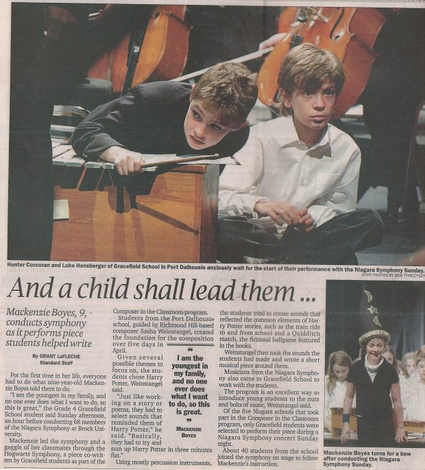 Deux étudiants s’assoient près d’un xylophone sur scène. L'article du journal est « Un enfant les dirigera. »
