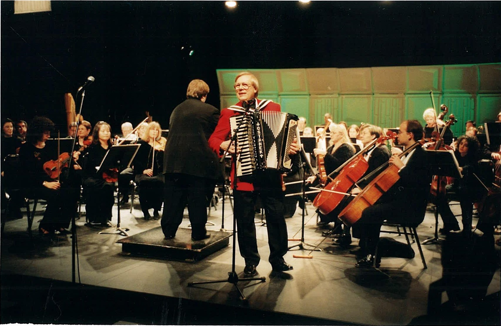 Walter Ostanek joue d’accordéon avec l’orchestre