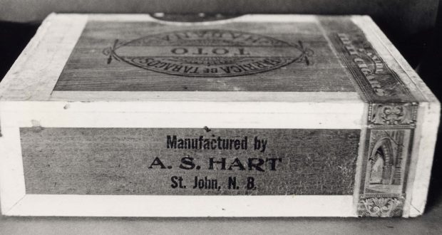 Boîte à cigares en bois avec étiquette sur la face avant – Fabriquée par A.S. Hart, Saint John (N.-B.)