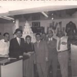 Gar Meltzer avec le Rabbin Green dans son magasin