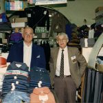 Jerry Koven et Real Badeau à l’intérieur magasin à rayons Fairville