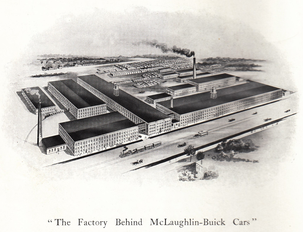 Un tableau en noir et blanc décrivant une usine constituée de neuf petits bâtiments et quatre grands. Les bâtiments sont situés près de lignes de chemin de fer et de nombreux conteneurs de fret. On voit deux cheminées. La légende indique L’usine qui produit les voitures McLaughlin-Buick 