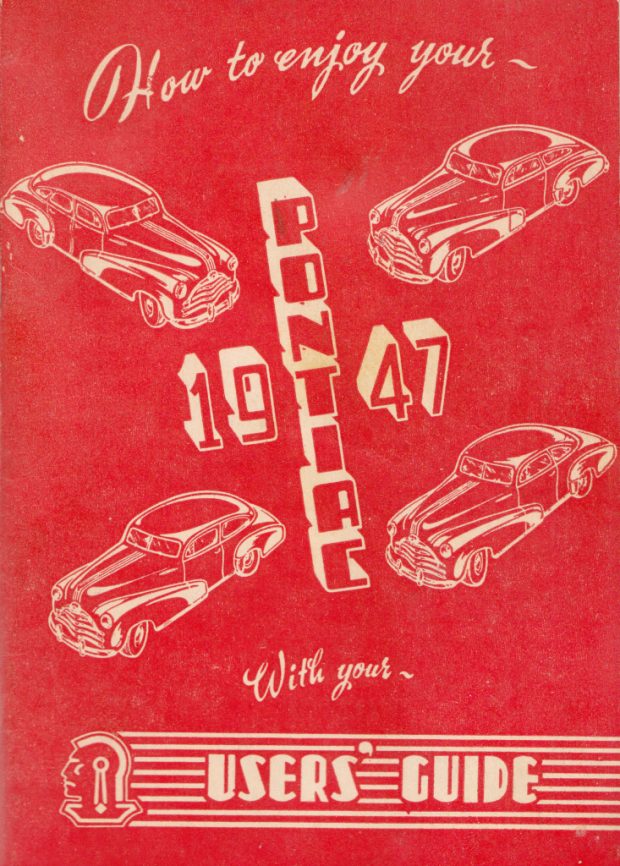 Couverture d’un manuel de l’automobiliste, sur laquelle sont représentées quatre Pontiacs 1947.