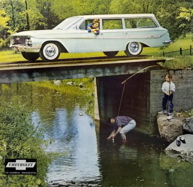 Publicité Chevrolet de 1961, représentant un homme et un garçon en train de pêcher sous un pont, tandis qu’une femme assise dans une berline les observe.