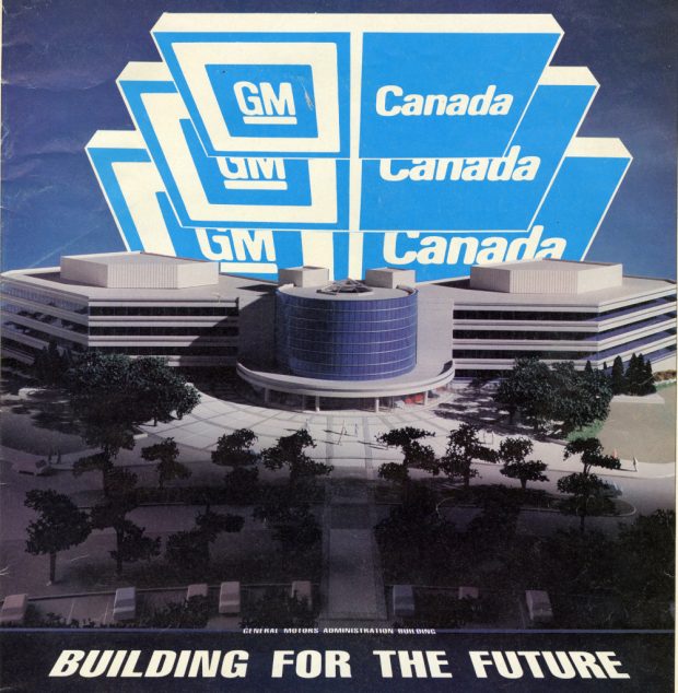 Image publicitaire en couleur représentant une maquette architecturale d’un immeuble de bureaux. Derrière celui-ci se trouve un panneau qui indique GM Canada , tandis que la légende indique Le bâtiment de l’administration de General Motors : Nous construisons pour l’avenir. 
