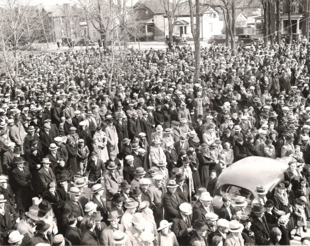 Une photo en noir et blanc des ouvriers en grève à Oshawa