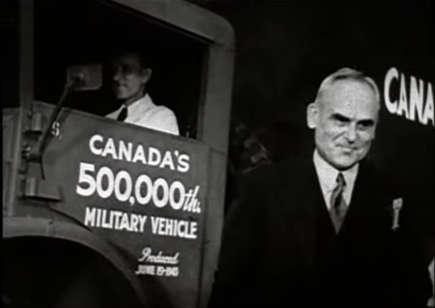 Capture d'écran d'un film d'actualité : « Le 500 000e véhicule militaire du Canada »