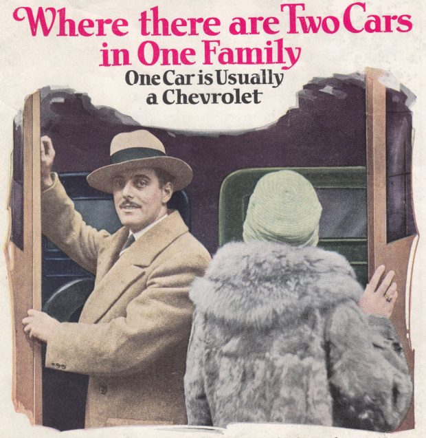 Une publicité en couleur représentant un couple bien habillé ouvrant les portes d’un garage abritant deux voitures. Légende : Quand une famille a deux voitures, l’une d’entre elles est généralement une Chevrolet.
