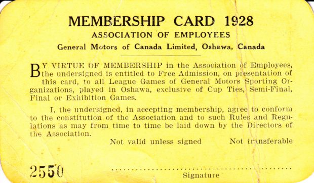 « CARTE DE MEMBRE 1928 ASSOCIATION DES EMPLOYÉS General Motors of Canada Limited, Oshawa, Canada / En qualité de membre de l’association des employés, le soussigné a droit à l’admission gratuite, sur présentation de cette carte, à tous les matchs de Ligue des organisations sportives de General Motors ayant lieu à Oshawa, à l’exception des matchs de la Coupe, de demi-finale, de finale et d’exhibition. Moi, le soussigné, en acceptant de devenir membre, accepte de respecter la constitution de l’Association et les Règles et Règlements susceptibles d’être à tout moment édictés par les Directeurs de l’Association. / Cette carte n’est valide que si elle est signée / Non transférable / 2550. »