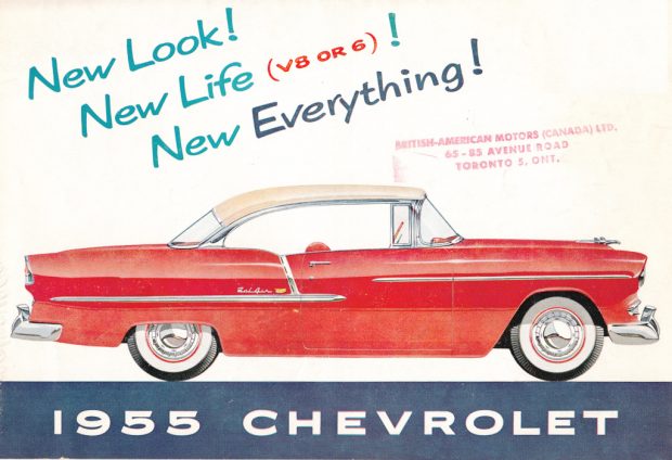 Publicité automobile représentant une voiture de sport deux portes. La légende indique Un nouveau look! Une nouvelle vie (V8 ou V6)! Tout est nouveau! CHEVROLET 1955.