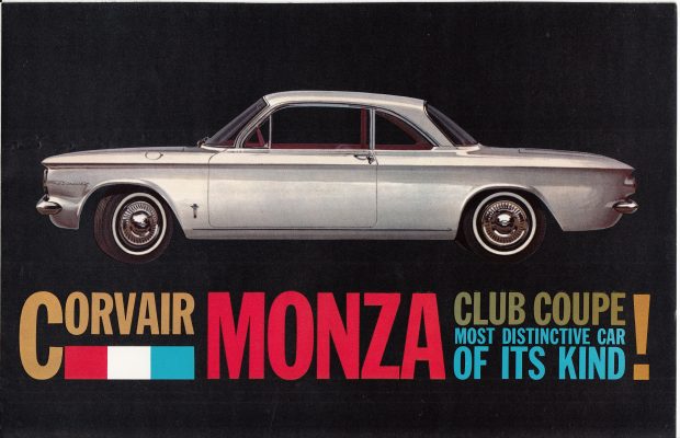 Image publicitaire d’une voiture de sport. La légende indique : LE COUPÉ CORVAIR MONZA CLUB, LA VOITURE LA PLUS CARACTÉRISTIQUE DE SON GENRE!