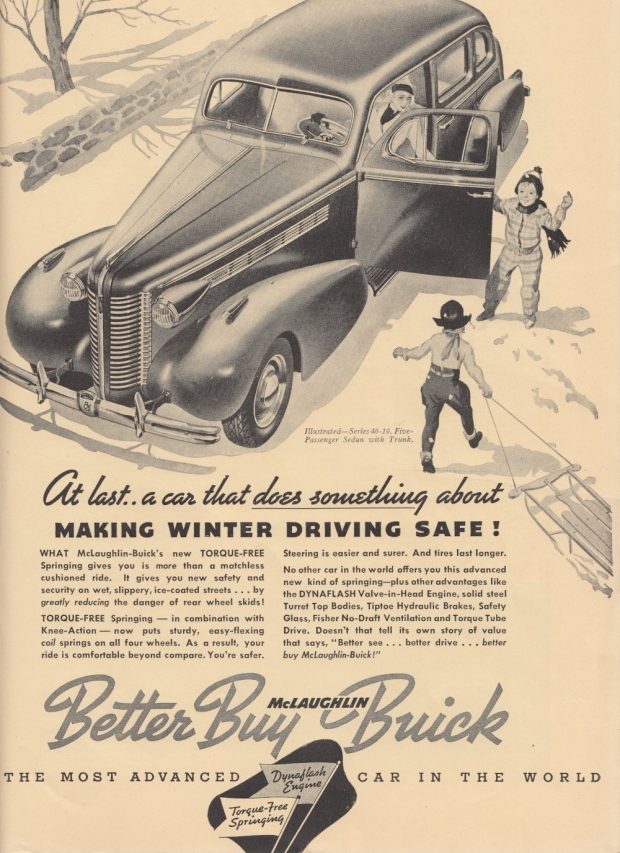 Illustration publicitaire d’une berline de 1938 dans un décor hivernal. Deux enfants tirent une luge vers une femme qui est assise sur le siège conducteur, avec la portière ouverte.