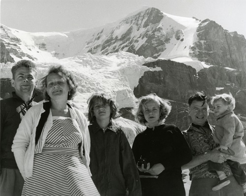 Graham Beard et sa famille devant une grande montagne couverte de glace 1959