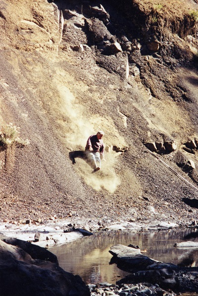 Graham Beard qui descend la rive de la rivière