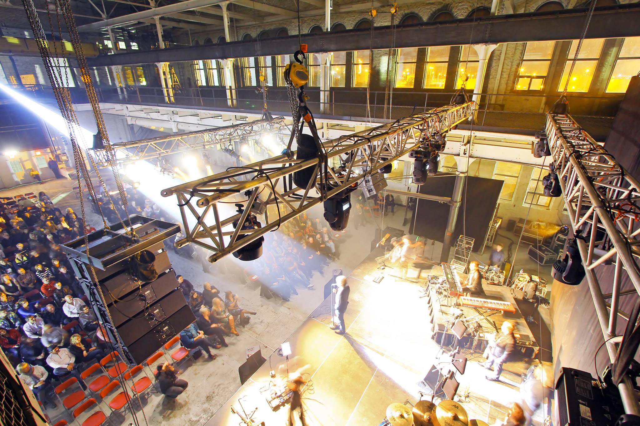 Photo prise du haut de l'arrière-scène lors d'un concert à la «Machine Shop».