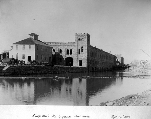 La construction du moulin No 1 est terminée. L'édifice de grès bordait la rivière.