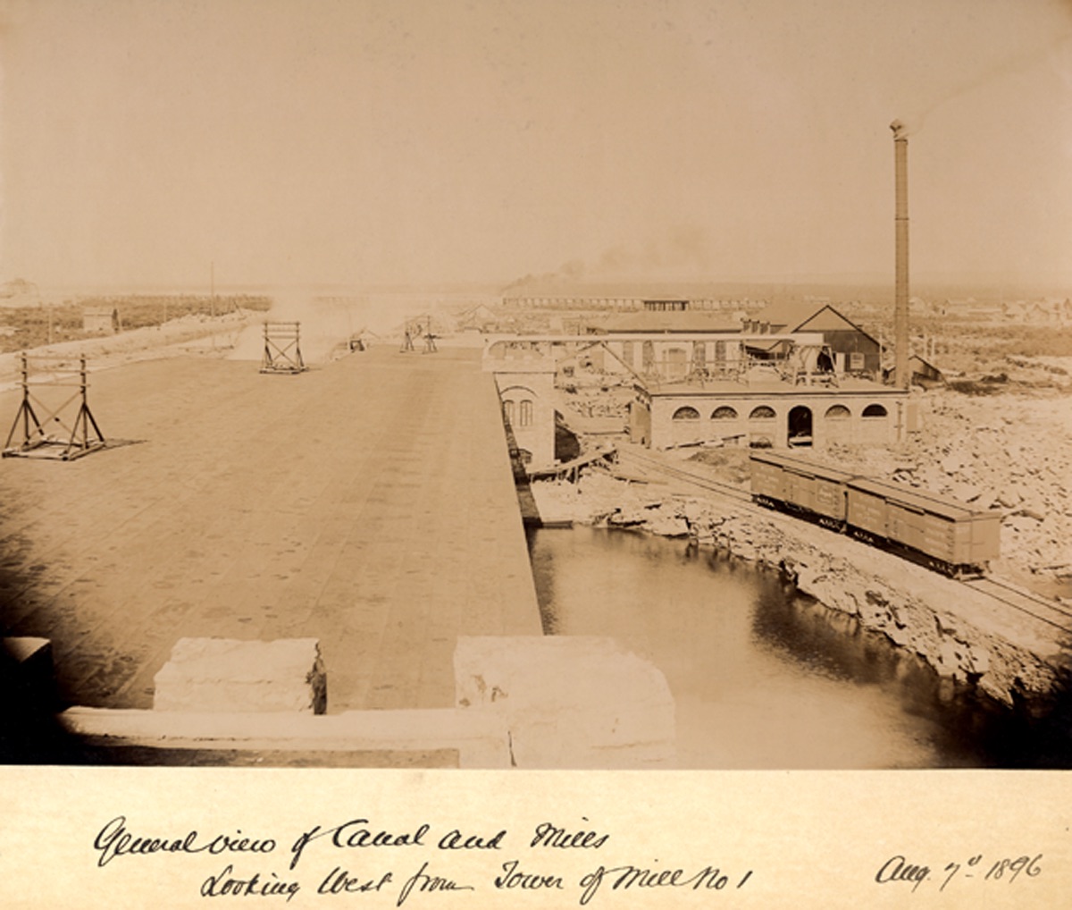 Vue panoramique du canal et des moulins prise en direction ouest à partir de la tour du moulin No 1.