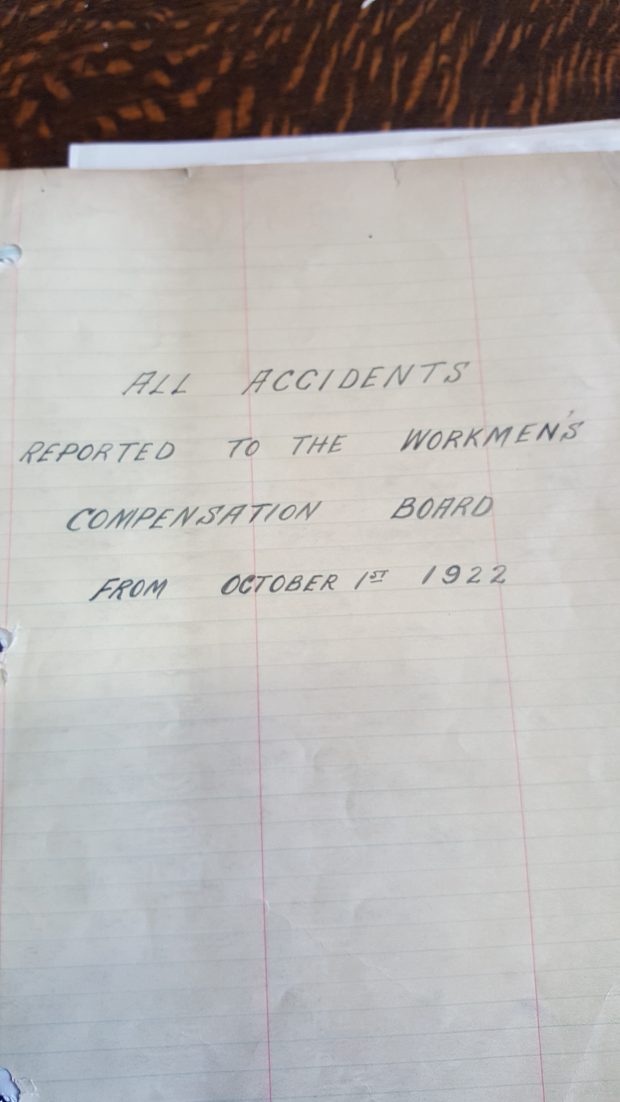 Notes manuscrites sur du papier ligné décrivant tous les accidents reportés à la Commission des accidents du travail à compter du 1er octobre 1922.