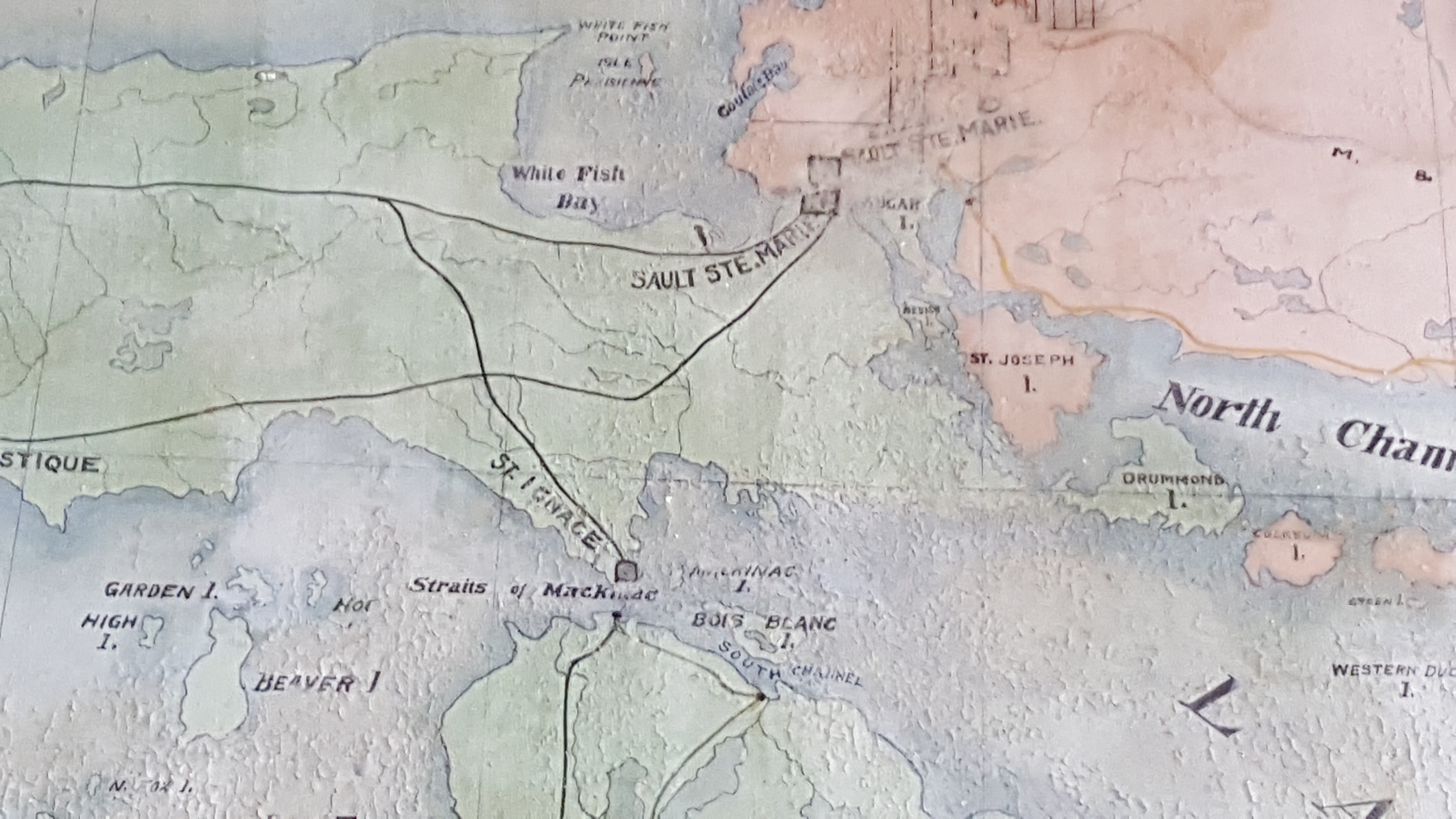 Détails de la carte géographique peinte à la main. Saut-Ste-Marie et le Chenail du Nord sont clairement indiqués. Les lignes noires représentent les voies ferrées et les carrés indiquent des centres d'expédition.