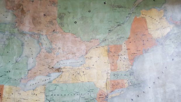 Carte géographique peinte en 1901 illustrant les Grands Lacs, l'Ontario, le Québec, l'océan Atlantique et le Nord-Est américain.