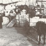 Déchargement de caisses de champagne à Saint-Pierre-et-Miquelon.