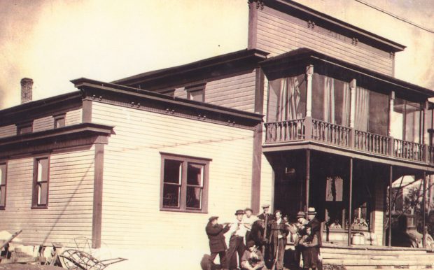 Un groupe de chasseur devant une grande maison