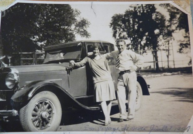 Jeune couple devant une voiture de 1928