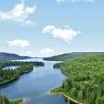 Le point de rencontre des trois frontières se retrouve au Beau Lac, à Rivière-Bleue.
