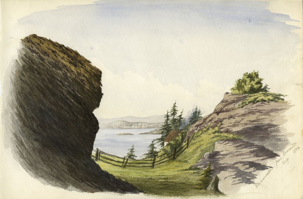 Aquarelle (août 1874, Anna Dawson Harrington) : "Kamouraska depuis la Grosse Île". Premier plan gauche : falaise sombre texturée imposante. Pente douce (herbe verte, conifères) vers une étendue d’eau calme (fleuve Saint-Laurent). Au-delà : Kamouraska (maisons, église clocher). Horizon : montagnes lointaines. Clôture de bois le long de la pente. 