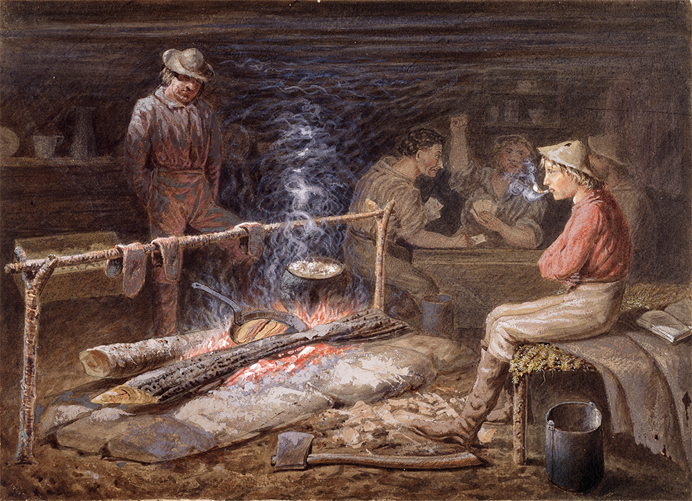Une peinture représentant des chercheurs d’or dans une cabane de cèdre. À l’avant-plan, deux hommes font cuire de la nourriture sur un feu de bois. Derrière eux, trois hommes assis à une table jouent aux cartes. 