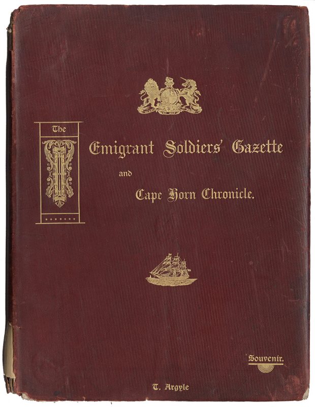 La page couverture de l’édition souvenir de 1907 du journal The Emigrant Soldiers’ Gazette and Cape Horn Chronicle. Sur fond bourgogne, on y voit du texte et des images dorés imprimés en relief : un navire sur l’eau, et des armoiries du Royaume-Uni dont le blason est supporté par un lion et une licorne.