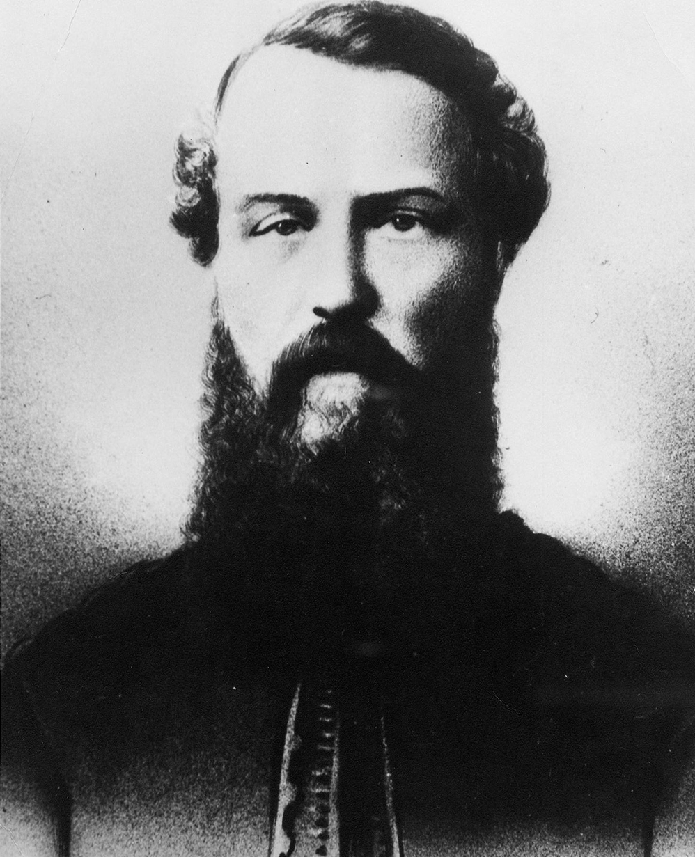 Un portrait en noir et blanc du colonel Richard Clement Moody, barbu, en veste militaire. 