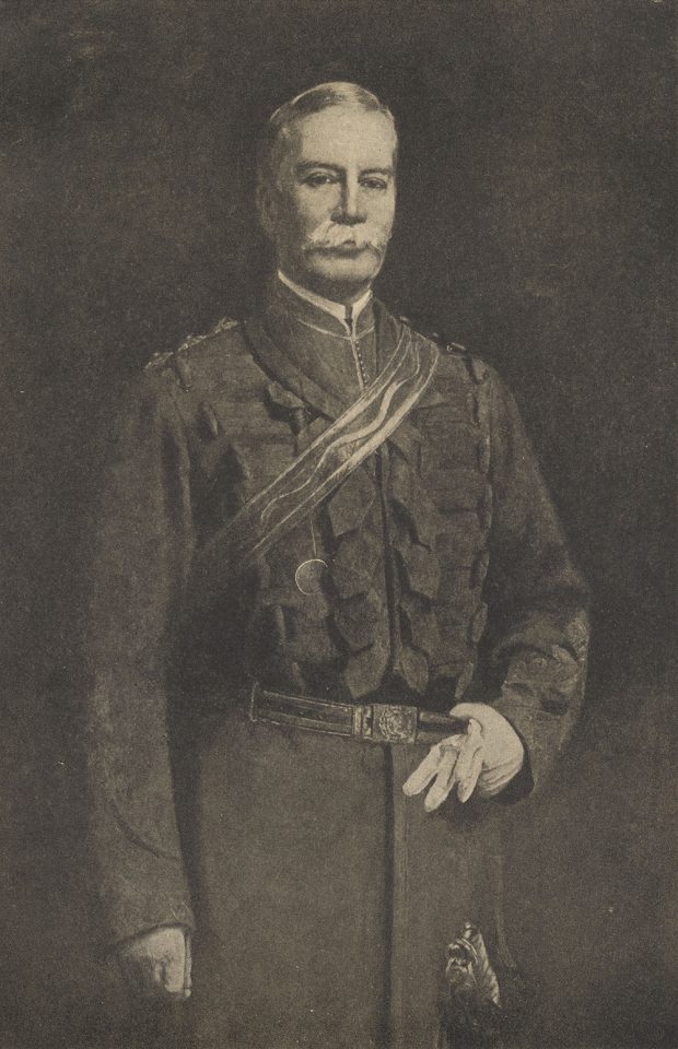 Portrait du capitaine James Marshall Grant en tenue militaire officielle. Grant porte une écharpe en travers du corps, de l’épaule gauche à la hanche droite. Il porte un gant de couleur pâle à la main gauche, de laquelle il tient sa ceinture et son autre gant. Il a le bras droit le long du corps, poing fermé.