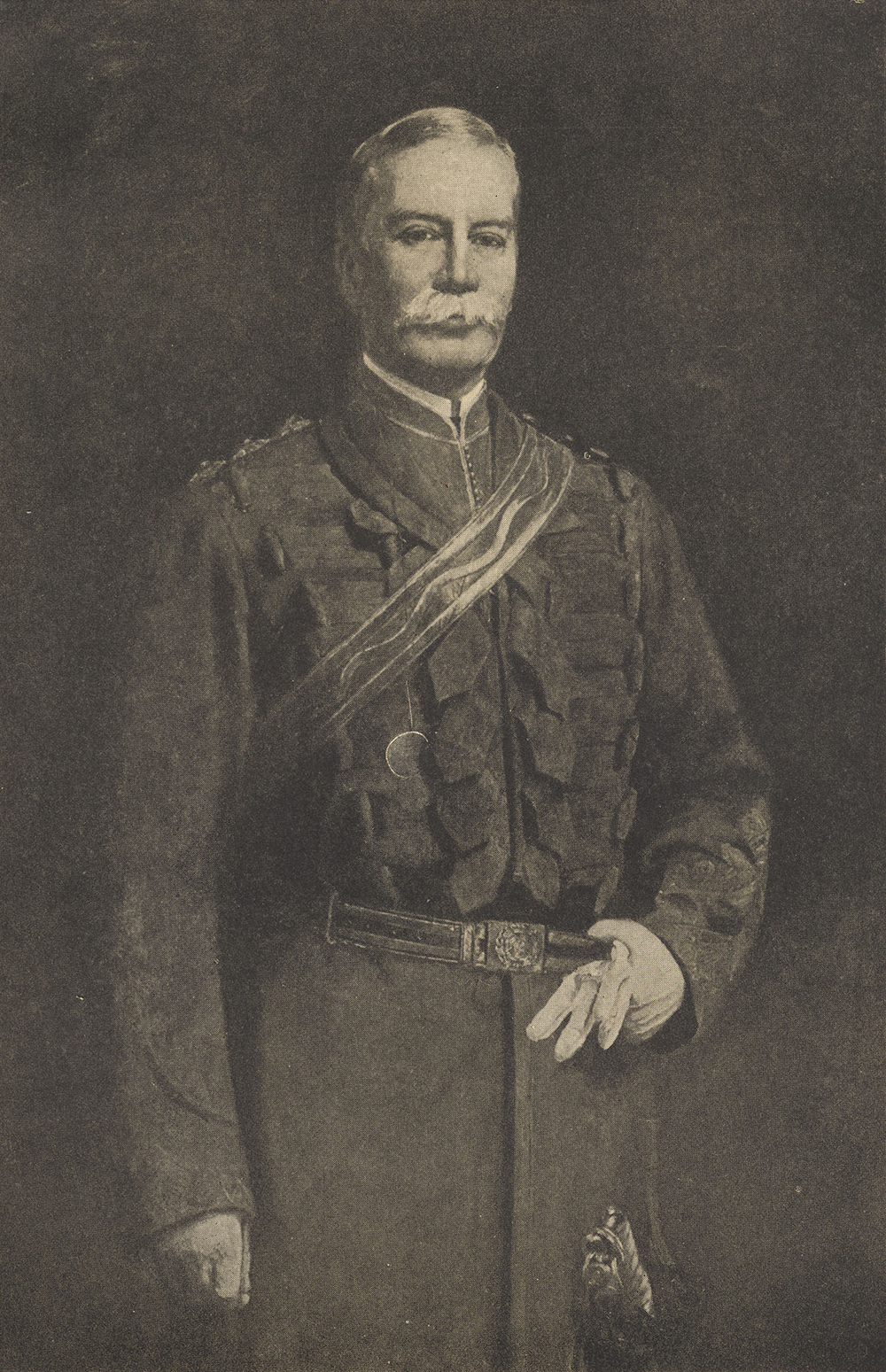 Portrait du capitaine James Marshall Grant en tenue militaire officielle. Grant porte une écharpe en travers du corps, de l’épaule gauche à la hanche droite. Il porte un gant de couleur pâle à la main gauche, de laquelle il tient sa ceinture et son autre gant. Il a le bras droit le long du corps, poing fermé.