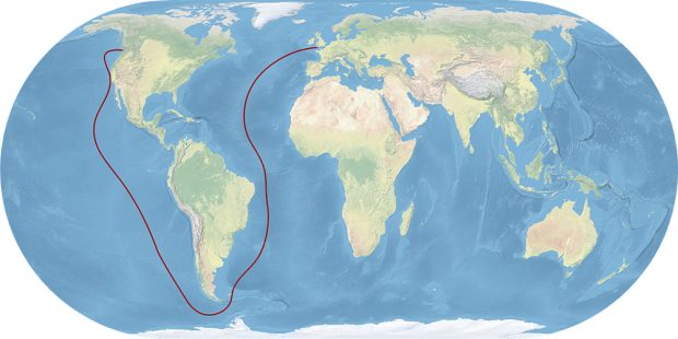Une mappemonde sur laquelle le voyage du Tynemouth est représenté par une ligne rouge. Cette ligne part du sud de l’Angleterre, traverse l’océan Atlantique, contourne la pointe méridionale de l’Amérique du Sud, puis remonte vers le nord dans l’océan Pacifique jusqu’à l’île de Vancouver.