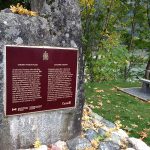 Plaque commémorative rappelant la construction de la route d’accès à la région de Cariboo, 2017