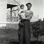 Amelia Sarah Murchison (née Jackman) tenant dans ses bras Laurie Switzer, vers 1916