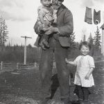 Philip Jackman père avec ses arrière-petits enfants, Laurie et Bessie Switzer, vers. 1917