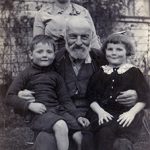 Philip Jackman père avec sa petite-fille Edith Amelia Lawrence et les deux enfants de celle-ci, Laurie et Bessie Switzer, vers 1919