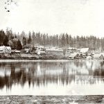 La Maison du Gouvernement et le camp des Royal Engineers vus du fleuve Fraser, vers 1862